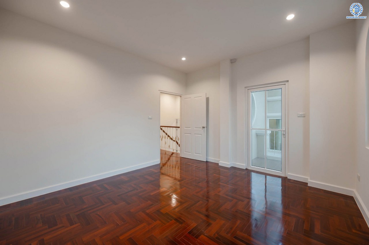 บ้านมือสองตกแต่งใหม่ โครงการ นราวดี  วงแหวน-พระราม5 เนื้อที่กว้าง 58.5 ตร.ว. พื้นที่ใช้สอย 157.3 ตร.ม. ฟังก์ชัน 4  ห้องนอน (ห้องนอนชั้นล่าง 1 ห้อง) 4 ห้องน้ำ 2 ที่จอดรถ บนทำเลติดถนนนครอินทร์ เดินทางง่าย เชื่อมต่อถนนกาญจนาภิเษก, ถนนนครอินทร์, ถนนราชพฤกษ์, ถนนพระราม5 ใกล้จุดขึ้นทางด่วน "ศรีรัช"